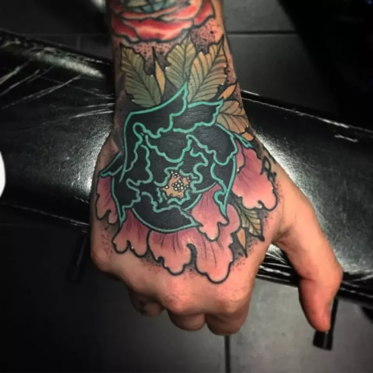 A stunning flower tattoo adorns a hand.